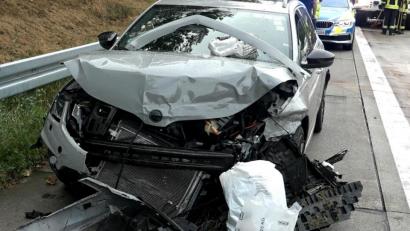 Bild: Alexander Auer
Ein Autofahrer verliert aufgrund von Aquaplaning die Kontrolle und kracht in eine Leitplanke auf der A3 bei Regensburg.