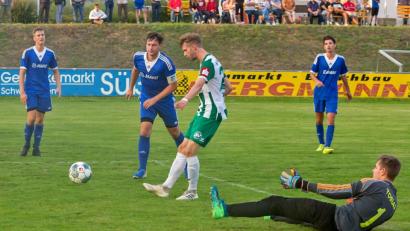 Bild: gud
Nach einem Schwarzhofener Abstimmungsproblem in der Abwehr hatte der Schaldinger Leonhard Thiel (grünes Trikot) in der 73. Minute wenig Probleme, den Ball locker zum 6:0-Endstand ins Tor zu schieben.