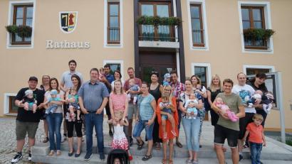 Bild: nib
Die Eltern der Neugeborenen der Gemeinde Fensterbach trafen sich samt ihren Kindern zu einem Kennenlernen im Rathaus in Wolfring.