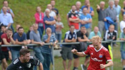 Bild: ref
Sascha Bigalke (rechts) war kaum zu stoppen: Der Hachinger traf viermal im Pokalspiel bei der DJK Utzenhofen.