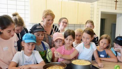 Bild: Gabi Schönberger
"Koch- und Kreativkurse gehen immer gut", sagt Stadtjugendpfleger Ewald Zenger. Der Backkurs im Bild ist zwar schon gelaufen. Aber Plätze gibt es zum Beispiel noch bei Fingerfood - und vielen anderen Ferienprogrammpunkten.