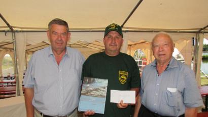 Bild: is
Unser Bild zeigt (von links): Rainer Wolfrath, stellvertretender Vorsitzender des Oberpfälzer Fischereiverbandes, 
Norbert Ferstl (Vorsitzender des Fischereivereins Pressath) und Albert Butscher (Seniorenbeauftragter der Stadt Pressath und Mitglied beim Silbernen Bruch).