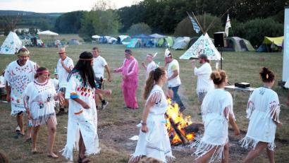 Bild: Lukas Schmalzl
Abendlicher Indianertanz ums Feuer: Die GSG-Lagerteilnehmer hatten mächtig Spaß am idyllischen Ausee und ließen ihre Seelenverwandtschaft mit den Ureinwohnern auch klar erkennen.