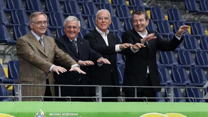 Bild: DB Kunz
Das Präsidium des Organisationskomitees für die Fußball-WM 2006 (l-r): Horst R. Schmidt, Theo Zwanziger, Franz Beckenbauer und Wolfgang Niersbach. Foto: DB Kunz/dpa