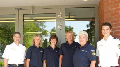 Bild: exb
Inspektionsleiter Thomas Lachner (links) und Polizeihauptkommissar Achim Kuchenbecker (rechts) begrüßen Karin Stirner, Irene Heselmann, Doris Schmalzl und Manuela Brandl, die sich in der Sicherheitswacht engagieren.