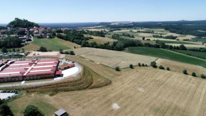 Bild: bey
Die neuen Produktions- und Lagerhallen schließen sich an die bestehenden Gebäude (links) der Firma Witron an.