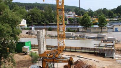 Bild: exb
Am Erweiterungsbau am Landratsamt wurde am Montag die Kellerdecke betoniert.