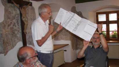 Bild: wro
Architekt Dr. Emil Lehner (Bildmitte) erläuterte den Plan für die künftige Nutzung einer Lagerfläche im IGZ-Gebäude, die als Vorbereitungsraum für die Küche dienen soll.