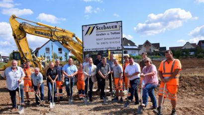 Bild: bö
Spatenstich in Schmidmühlen für das neue Wohnbaugebiet "Ledererhang". 18 Bauparzellen umfasst das neue Wohnareal, sieben Plätze sind aber nur noch frei. Fertigstellungstermin ist Ende April 2020, vielleicht auch schon früher.