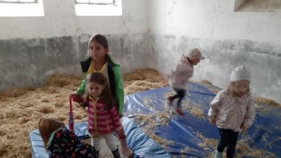 Bild: exb
Im Stall durften sich die Kinder austoben.