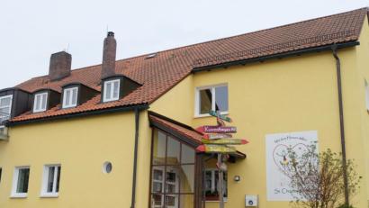 Bild: ohr
Die Gemeinde Stulln richtet im Obergeschoss des Kindergartens St.Christophorus eine Kinderkrippe ein. Nach Rücksprache mit der Bauabteilung und dem Kreisjugendamt ist auch bei einer Übergangslösung für die Umnutzung des Turnraumes eine Nutzungsänderung zu beantragen. Das Brandschutzkonzept ist ebenfalls anzupassen.