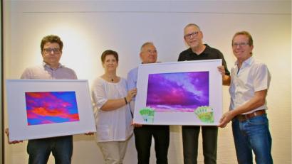 Bild: ubb
Mit viel Freude nahmen die Vertreter der Kinderhospiz Amberg die Spende von Zweitem Vorsitzenden Markus Braun (li.), Aussteller und Fotograf Jürgen Klein und Vorsitzenden Wolfgang Horn (v. re.) entgegen.