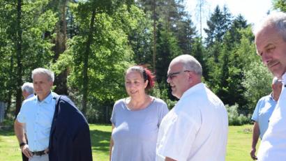 Bild: szl
Tierheim-Leiterin Daniela Riedl, hier beim Besuch der Bürgermeister vor einigen Wochen, verweist darauf, dass aufgrund von Krankheitsfällen ein normaler Betrieb momentan nicht möglich ist.