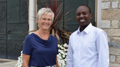 Bild: rgr
Pfarrer Gilbert Mburu Kabiru ist für Pfarrer Bernhard Müller als Urlaubsvertretung in Grafenwöhr. Ihm zur Seite steht Pfarrsekretärin Anita Stauber.