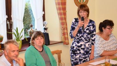 Bild: fjo
Architekt Ulrich Greiner, Sachgebietsleiterin Bettina Witt, Bürgermeisterin Margit Kirzinger und Geschäftsleiterin Kerstin Wilka-Dierl (von links) informierten die Reichenauer.