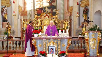Bild: enz
Pfarrer George Parankimalil und Ruhestandspriester Herbert Hartmann zelebrierten das Requiem für Mary Kuncherakattu-Parankimalil.