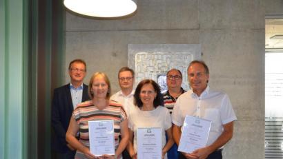 Bild: exb
Personalratsvorsitzender Josef Bauer, Verbandsdirektor Thomas Knoll und sein Stellvertreter Franz Grabinger (hintere Reihe von rechts) gratulierten den Arbeitsjubilaren Elfriede Gleixner, Annemarie Winkler und Markus Decker (vordere Reihe mit Urkunden, von links).