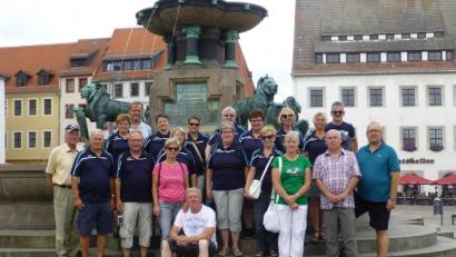 Bild: exb
Vor dem Brunnendenkmal auf dem Obermarkt in Freiberg stellen sich die Ausflügler zu einem Foto zusammen.