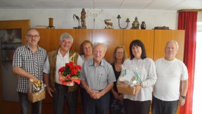 Bild: mmj
Jubilar Josef Schmid (Mitte), mit seinen Kindern Josef (rechts) und Sylvia (Dritte von rechts), freute sich an seinem 90. Geburtstag über den Besuch von Bürgermeisterin Birgit Höcherl, Kirchenpfleger Peter Scharnagl und Gartenbau-Vorsitzenden Andreas Ebnet (von links).