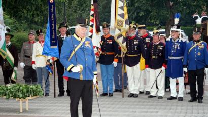 Bild: bgm
Bei dem Defilee nach der Gedenkmesse für Otto von Habsburg im österreichischen Wals repräsentiert Ehren-Stadthauptmann Ludwig Fritsch (Zweiter von rechts) mit seiner strahlenden weiß-blauen Uniform die Historische Bürgerwehr Neustadt.
