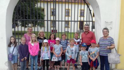 Bild: exb
Die Teilnehmer am Ferienprogramm des Kinderschutzbundes mit Vorsitzender Inge Pannrucker (rechts) sowie den Kräuterführern Josef Gradl und Helga Dietz.