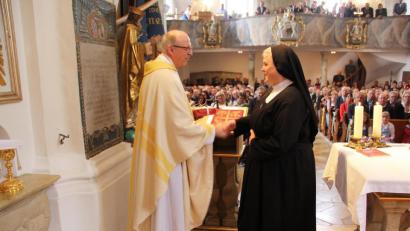 Bild: boj
Ein freudiger Augenblick für Pfarrer Herbert Rösl und Schester Therese Thanner: Der Ortspfarrer gratulierte der Mallersdorfer Schwester zum Professjubiläum und überreichte ihr ein Erinnerungsgeschenk.