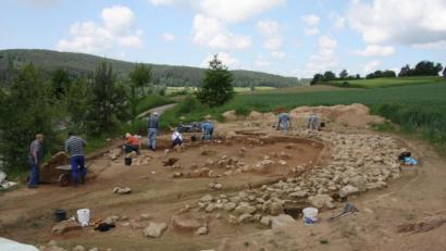 Bild: exb/Engelhardt
Die Grabungsstelle am Oberen Horster in Zangenstein: Gut sichtbar die Reste des breiten Steinkreises, der ein hallstattzeitliches Hügelgrab einsäumte. Links am Bildrand ist Toni Rauen zu sehen.