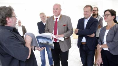 Bild: Hirsch
Franz Pröbster Kunzel (links) erläuterte Oberbürgermeister Andreas Feller, dem Bezirkstagspräsidenten Franz Löffler, dem Kulturreferenten des Bezirkstags, Richard Gassner, dem Künstlerkollegen Clemens Söllner und Künstlerhaus-Leiterin Andrea Lamest (von links) die Intention seiner Arbeiten.
