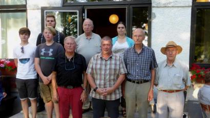 Bild: lj
Den Gewinnern des Sommerschießens gratulierten Schützenpräsident Hanns-Peter Oechsner (hintere Reihe, Zweiter von links) und Sportleiterin Regina Feuerer (hintere Reihe, Zweite von rechts