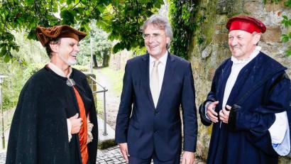 Bild: Hösamer
Da haben drei gut lachen: Albert Bruckner (links) und Ulrich Süß (rechts) spielten für Regierungspräsident Axel Bartelt (Mitte) am Fleischtörl einen Ausschnitt des „Venezianischen Kaufmanns“.