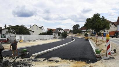 Bild: Petra Hartl
Hier entsteht keine gewöhnliche Straße: Auf dem neuen Kümmersbrucker Dorfplatz wird eine Asphaltschicht aufgebracht, auf der dann gepflastert wird.