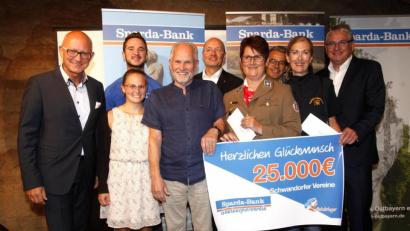 Bild: Hirsch
Der Vorstandsvorsitzende der Sparda-Bank, Georg Thurner (links), überreichte an die Vertreter der Gewinnervereine Schecks in Höhe von insgesamt 25 000 Euro.