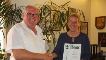 Bild: frd
Bürgermeister Heinz Weigl bestellte Verwaltungshauptsekretärin Alexandra Schmid zur Standesbeamtin.