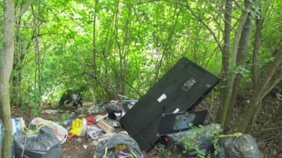 Bild: Polizei Sulzbach-Rosenberg
Hausmüll jeder Art und als Krönung drei alte Fernsehgeräte: Den Sünder erwartet ein saftiges Bußgeld.