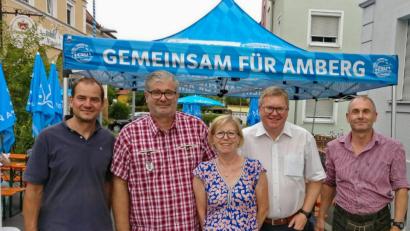 Bild: Helmut Weigl
Über eine gelungene Eisbergkirchweih freuten sich die Vertreter der CSU Eisberg: Stefan Prüfling, Vorsitzender Manfred Rauscher, Gertraud Neiswirth (von links) und Reiner Donhauser (rechts) sowie Oberbürgermeister Michael Cerny (Zweiter von rechts).