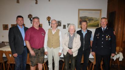 Bild: bey
Bürgermeister Rainer Rewitzer, Siedler-Chef Herbert Lorenz, Hans Müllhofer, KAB-Ortsverband (von links) und Hans-Peter Wallner, Vorsitzender Feuerwehr Pleystein und Josef Rewitzer, VdK-Ortsverband Pleystein (von rechts) wünschen Paul Ach (4. von links) alles Gute zu seinem 85. Geburtstag.