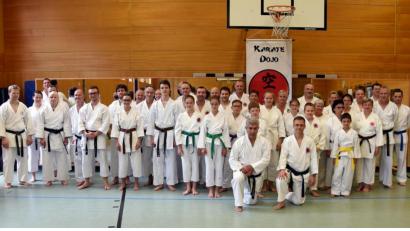 Bild: bgm
Die Karate-Lehrgänge beim Dojo des SV Störnstein ziehen Kampfsportler aus einem weiten Umkreis an. Schon zum 14. Mal konnte Spartenleiter Markus Reisnecker (vorne, rechts) den profilierten Großmeister Fritz Oblinger (vorne, links) begrüßen.