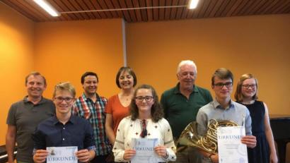 Bild: jst
Die Prüflinge (vorne, von links) Laurenz Thaller (D1-Prüfung, Percussion), Anne Dötsch (D2-Prüfung, Klavier) und Julius Thaller (D2-Prüfung, Horn) freuen sich über ihre Urkunden. Schulleiter Joachim Steppert (hinten, von links), die Lehrkräfte René Bauer und Marie Langgärtner, Richard Waldmann sowie Klavierbegleiterin Wiebke Thaller gratulieren.