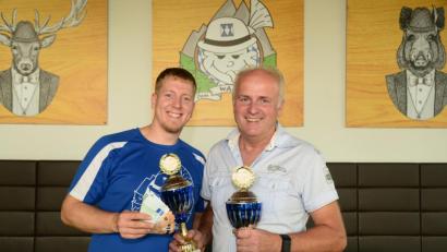 Bild: bey
Wolfgang Schlitter überreicht Georg Wismann die Siegerpokale.