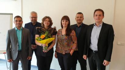 Bild: mez
Mit Blumen bedankten sich Philipp Kroher, Roman Melzner (von links), Christoph Heinl, Florian Bayer und Cornelia Wöhrl bei Sylvia Lehmann für den Englischunterricht.