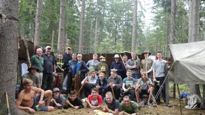 Bild: rn
Für diese Jugendlichen ist der einwöchige Aufenthalt im Hessenreuter Wald mehr als nur ein Ferienerlebnis. Die Revierleiter (stehend, von links) Hans Frisch und Mathias Rupp bringen ihnen viel Spannendes bei, das auch später noch nachklingen soll.