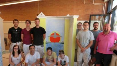 Bild: exb
Die Prüflinge zeigen ihre Werke, die sie bei der praktischen Gesellenprüfung hergestellt haben.