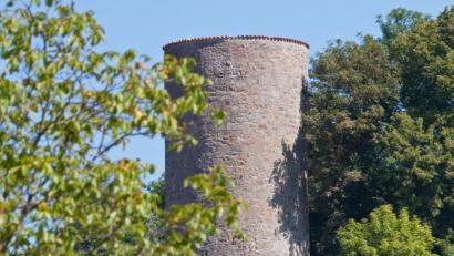 Bild: exb
Blick auf den Burgturm in Thanstein. Nachdem die Forderung nach einem zweiten Rettungsweg vom Tisch, ist die Nutzung als Aussichtspunkt in greifbare Nähe gerückt.
