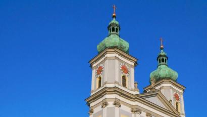 Bild: flm
Alt trifft auf neu am Wochenende in der Klosterstadt. Bei ihrem großen Fest kann die Feuerwehr Waldsassen auf eine 150-jährige Geschichte zurückblicken. Aus besonderem Anlass sind Fahrzeuge der "Fo-Feuerwehr" - Oldtimer aus der Sammlung von Wolfgang Fortelny - und der aktuellen Wehr vor der Basilika Waldsassen aufgestellt.