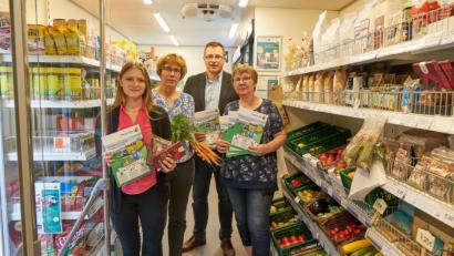 Bild: njn
Mirjam Opitz (von links), Projektleiterin bei Fraunhofer SCS, die Verkäuferinnen Jutta Dötterl und Gisela Gmeiner (rechts) präsentieren mit Geschäftsführer Martin Schmid (Zweiter von rechts) den neuen Verkaufsflyer im mobilen Dorfladen.