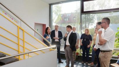 Bild: Gabi Schönberger
Wie geht es weiter? Schulleiterin Tanja Willax-Nickl (von links) zeigt den Anwesenden die Toiletten im Ost-Track der Schule. Mit dabei sind Stadtrat Michael Bihler, OB-Kandidat Benjamin Zeitler, CSU-Fraktionssprecher im Bauausschuss Alois Lukas, stellvertretende Elternbeiratsvorsitzende und Beisitzerin im Förderverein Carmen Hammer, Marion Baierl vom Förderverein der Grundschule, Stadtrat Stephan Gollwitzer sowie Vorsitzender vom Förderverein Ronny Kühnel.