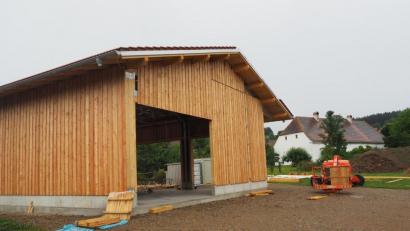 Bild: bl
Einst galt der Zehentstadl (im Hintergrund rechts) als stattliches Bauwerk. Jetzt klagt Eigentümer Heiko Herrmann, dass das denkmalgeschützte Gebäude hinter der "Gigantomanie" eines Holzschuppens verschwindet.