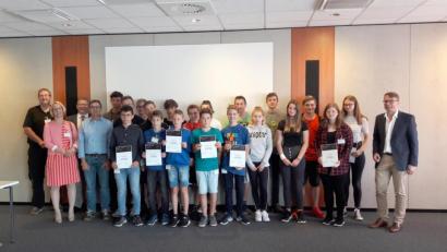 Bild: hwk
Die ausgezeichneten Schüler der Mittelschule und Realschule Kemnath bei Siemens Healthineers mit Werksleiter Michael Braunreuther (rechts)