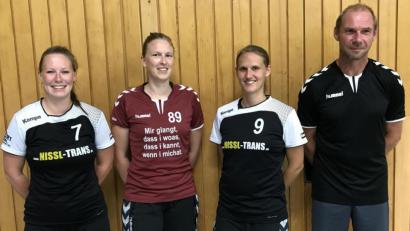 Bild: fle
Anja Hirschmann (von links), Tanja Weiherer und Carina Schadeck verstärken das Team von Trainer Karl Söllner.