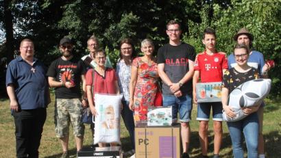 Bild: wrt
Die Gewinner der Tombola (Mitte: Hauptgewinnerin Sabine Käck (rotes Kleid,), rechts daneben 1. Vorstand der Römer XII Martin Herrmann, links daneben 2. Vors. Tanja Sperber)